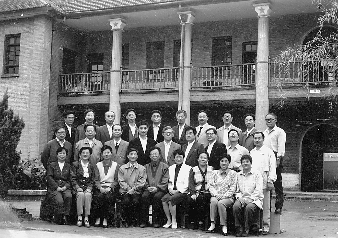 1996年，1966届部分同学返校并在原教学楼前合影（后排左5为王发曾教授）